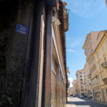 Particolare del portone d'ingresso dell'edificio d'epoca in centro a Trieste, in via Mazzini 30 - studio di psicologia