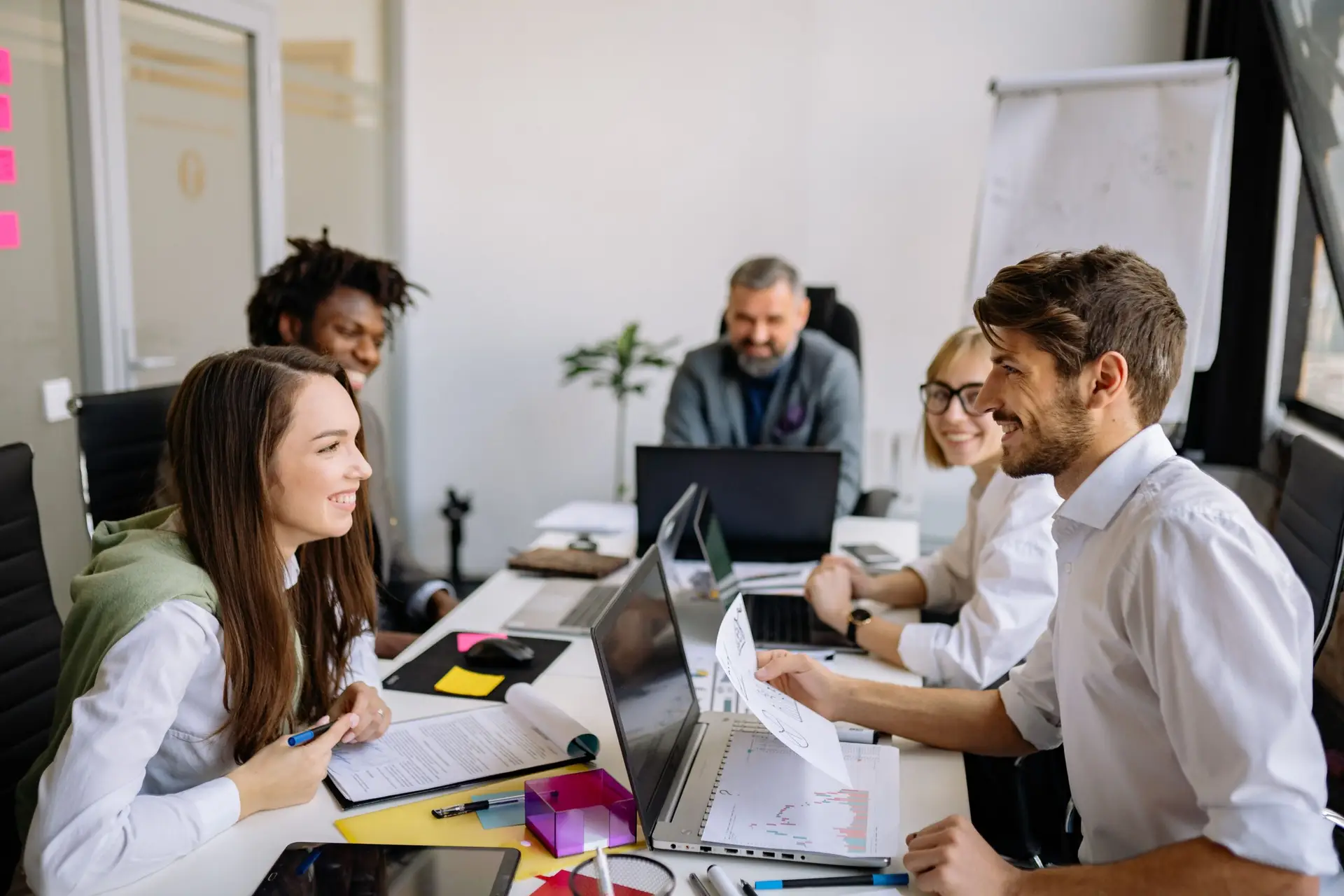Team in riunione di lavoro positiva e proattiva, simbolo di collaborazione, equilibrio e serenità professionale, supporto