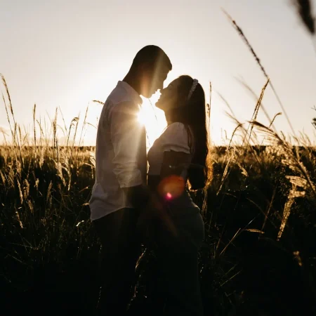 Silhouette di una coppia al tramonto, simbolo di intimità e complicità ritrovata